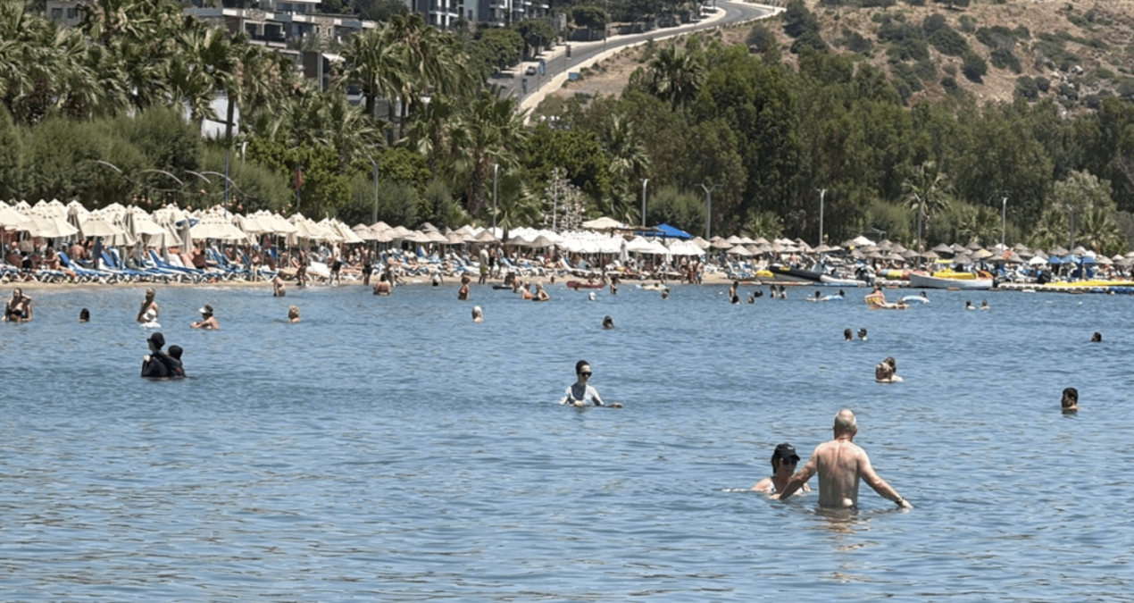 Bodrum’da hava 40 dereceyi gördü, kıyılar doldu taştı
