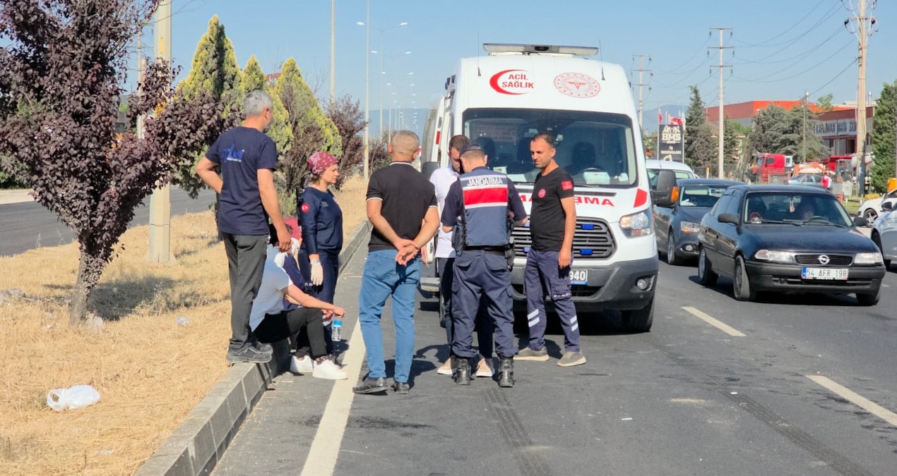 Emekçi servis minibüsleri çarpıştı; 8 yaralı