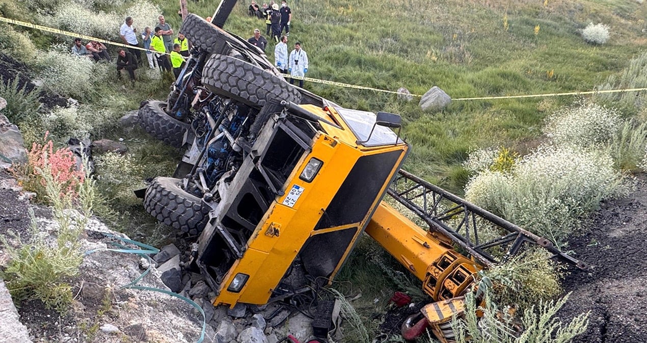 Erzurum’da vinç devrildi: 1 meyyit