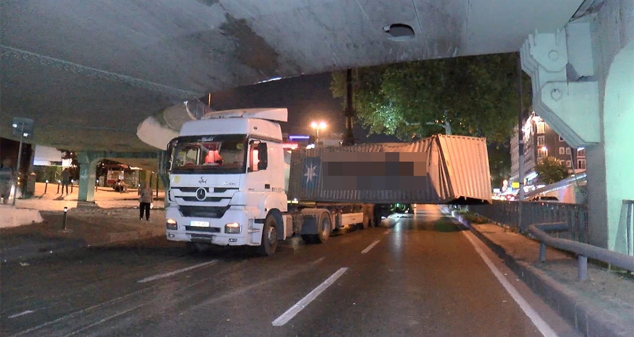 İstanbul’da TIR köprüye çarptı, yol trafiğe kapandı