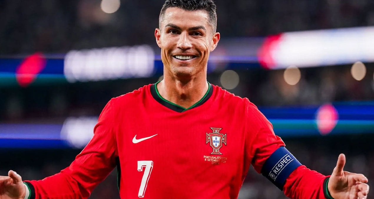 Kupayı alan Ronaldo 2 yıllık imzayı atıyor