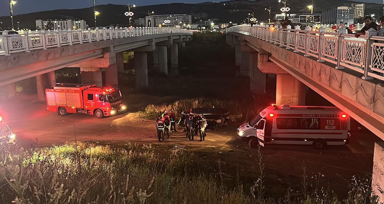Sivas’ta feci kaza: Araba köprüden uçtu, 2 kişi yaralandı