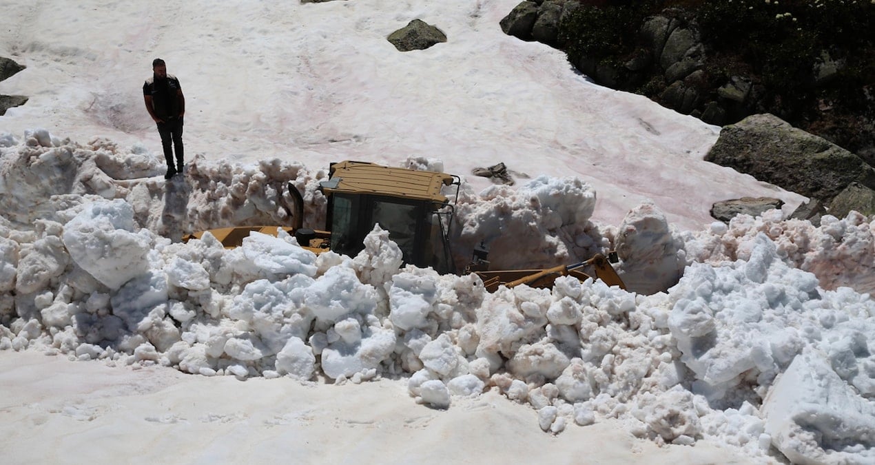 Türkiye’nin büyük kısmı kavrulurken Rize’de kar karınlığı 5 metreyi aştı!