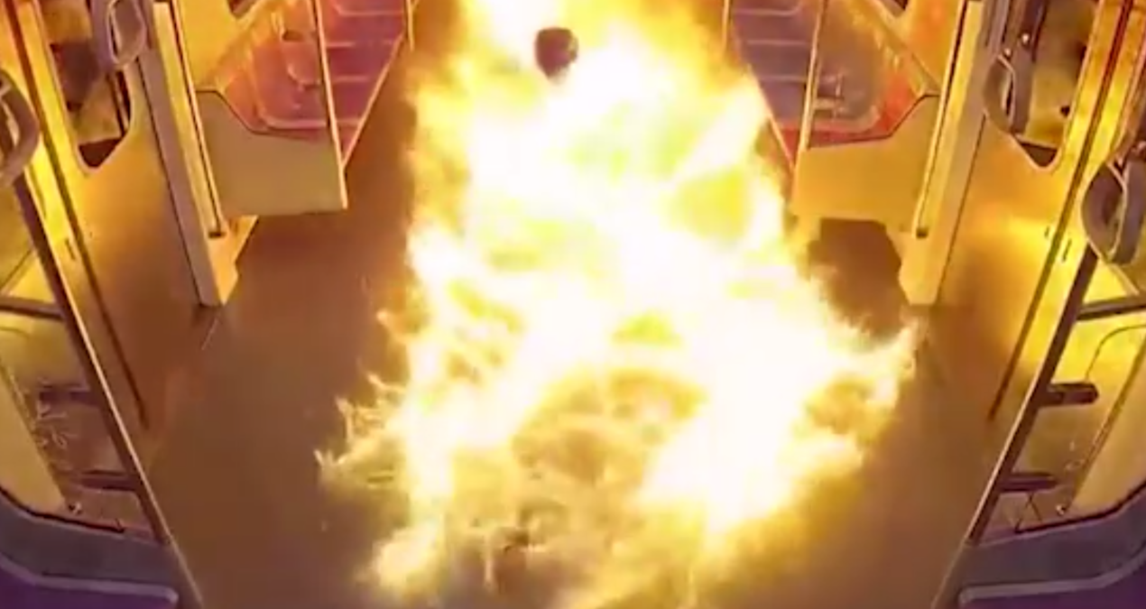 İçi insan dolu vagonu akaryakıt döküp yaktı, beşerler nasıl kaçacağını bilemedi